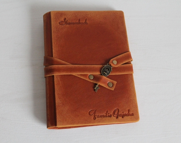 Stammbuch "Schlüssel - Krone" in Vintage-Look aus Nappaleder, cognacbraun